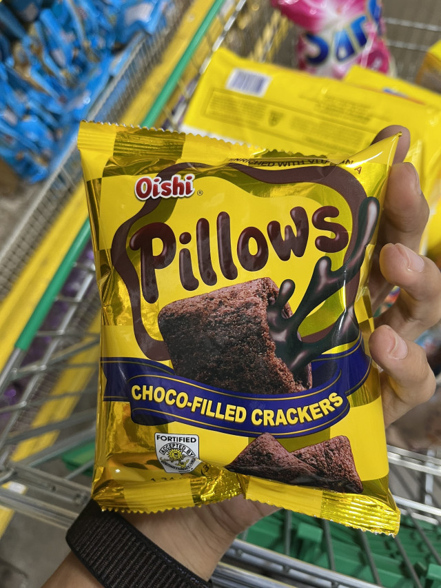 Oishi Pillows choco-filled crackers
