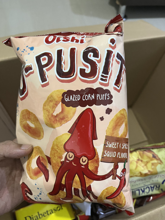 Oishi O-pusit glazed corn puffs