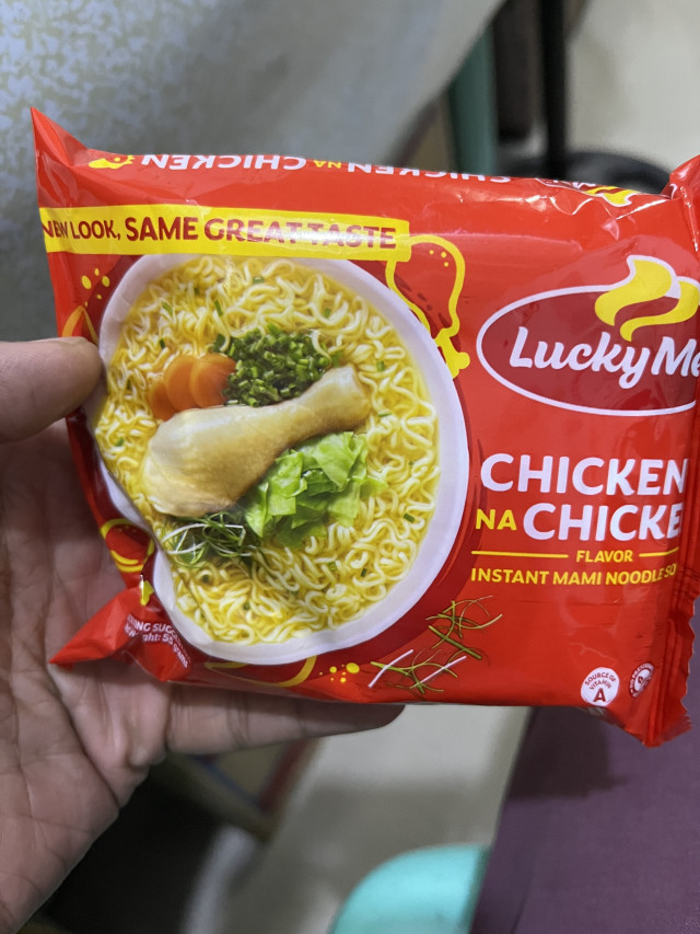 Lucky Me Chicken na chicken flavor instant mami noodles