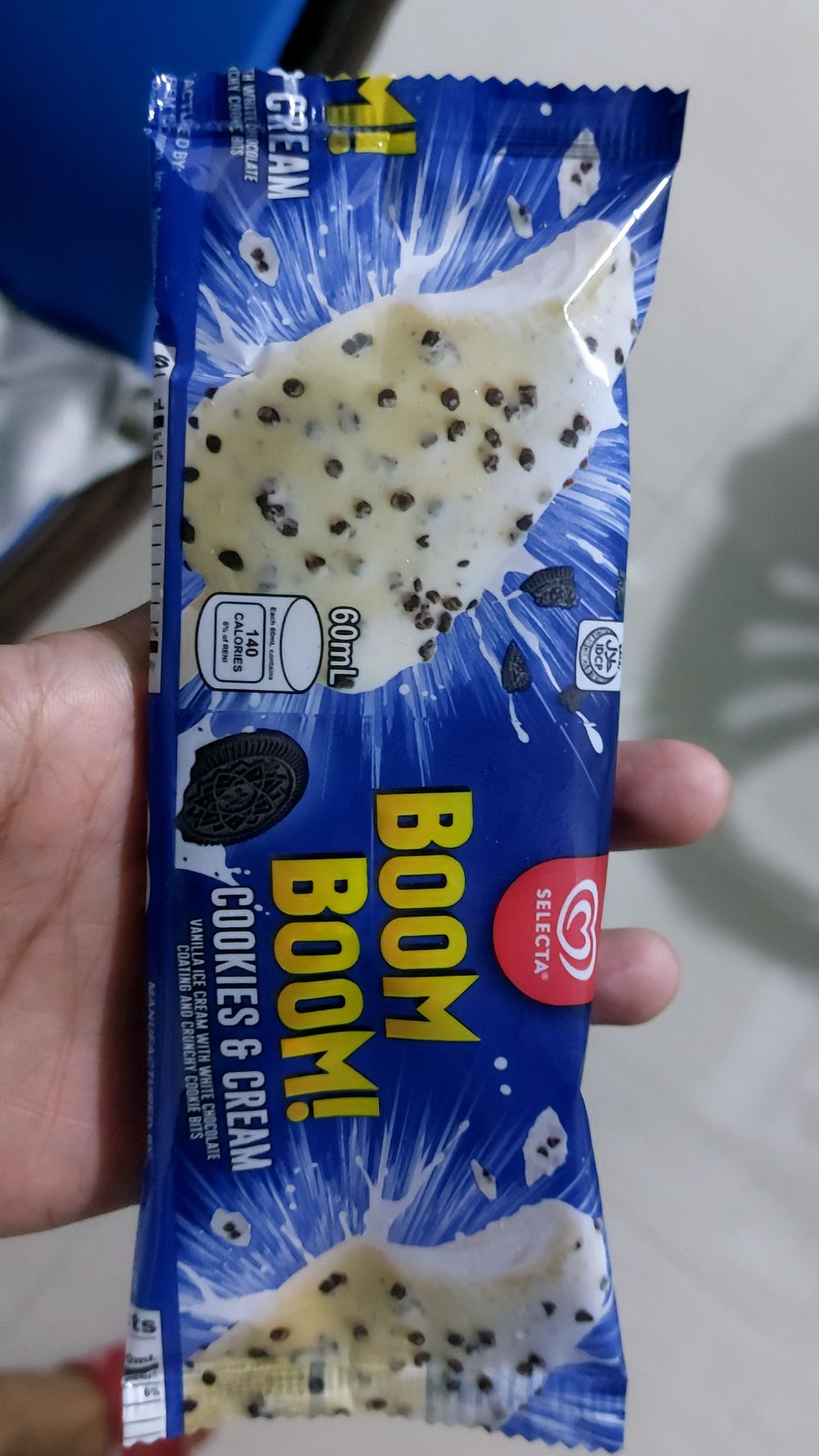 Selecta Boom Boom! cookies & cream vanilla ice cream with white chocolate coating and crunchy cookie bits