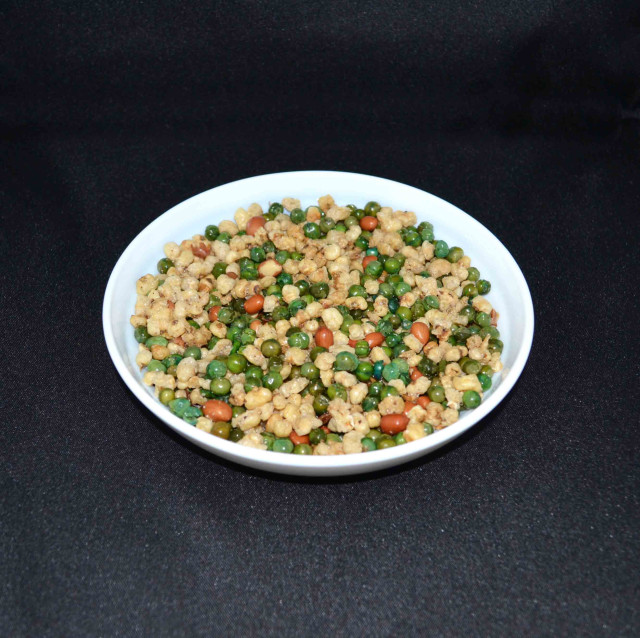 Green pea-corn-peanut mixture, fried