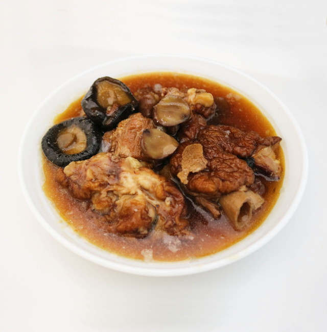 Pork leg w/ mushroom sce, cnd