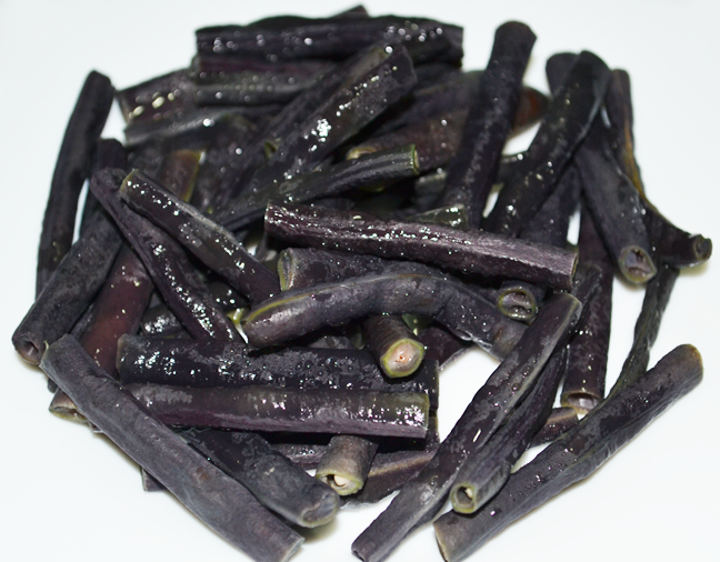 String/Yard long bean pod, red, boiled